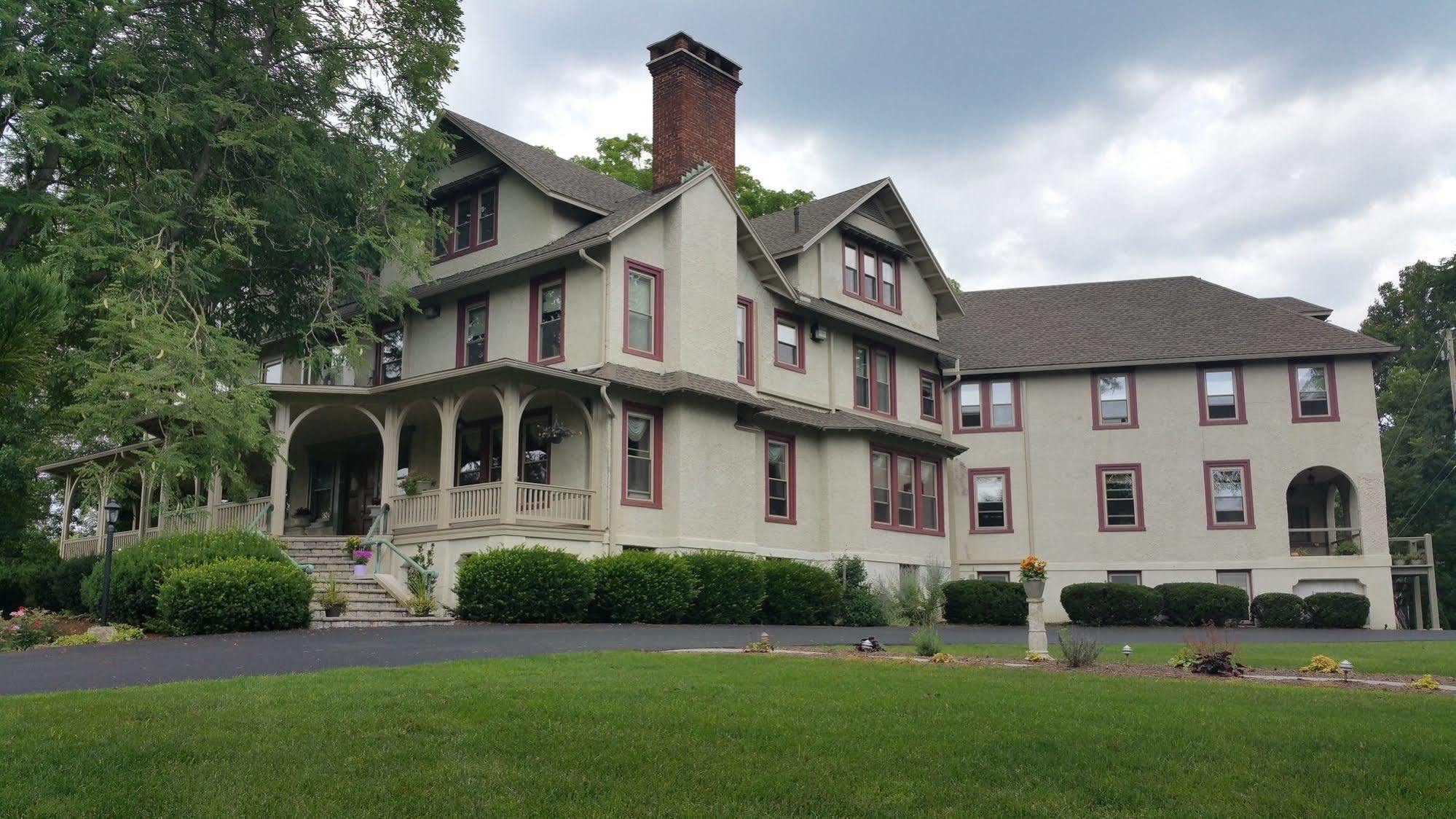 The Inn At Ragged Edge Chambersburg Exterior photo